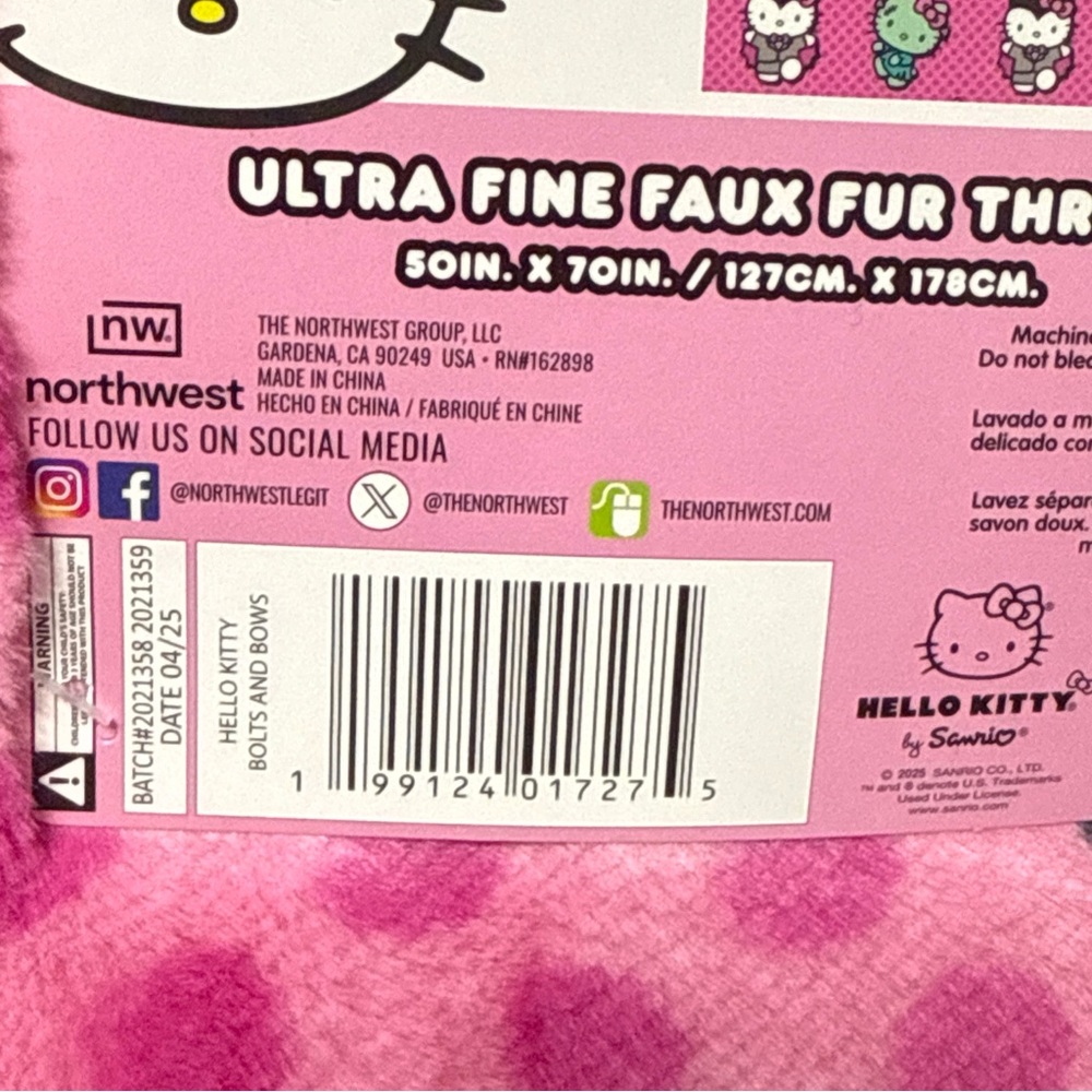 New Hello Kitty Frankie Vampire Mummy Pink Halloween Faux Fur 50"x70" Blanket - Picture 4 of 9